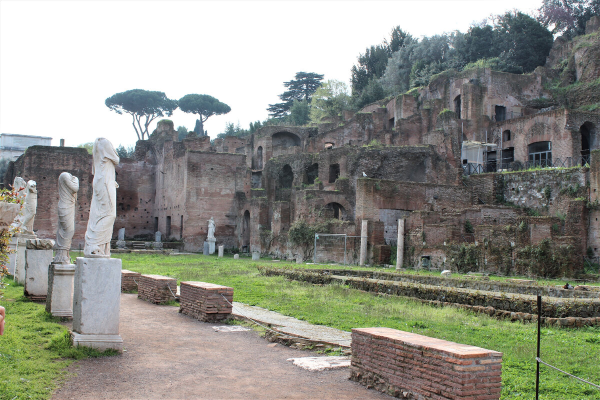 Римский форум. (На этой фотографии - дом весталок.)