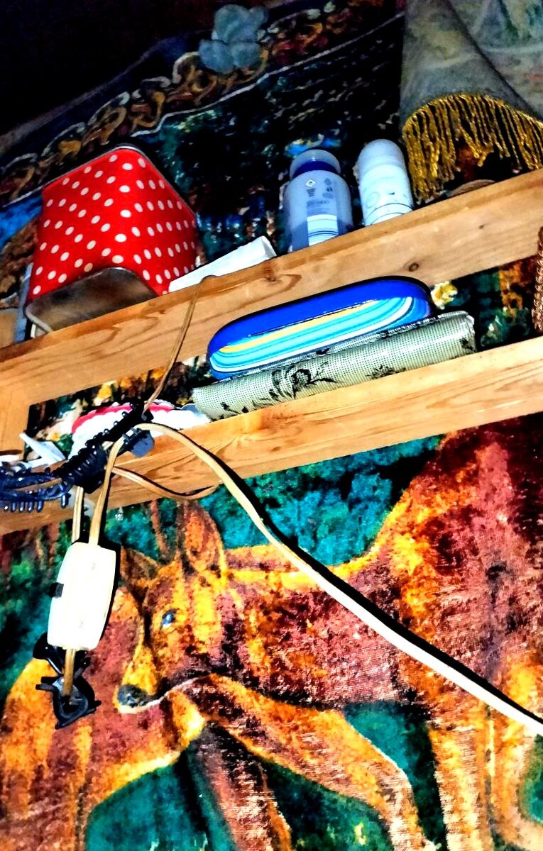 Синий с полосочками- ночное пристанище для очков