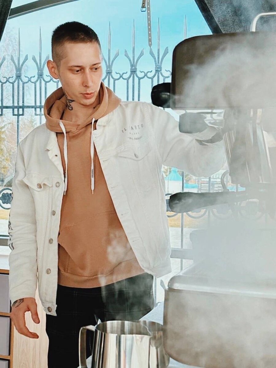 Владимир Кравцов, бар-менеджер ресторанной компании “DV Group”, более шести лет виртуозно варит кофе и создает новые коктейльные решения.-2