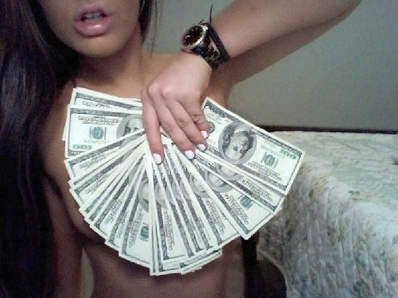 Жопастая за деньги. Девушка с деньгами. Красивая девушка с деньгами. Деньги в руках девушки. Девушка с долларами.