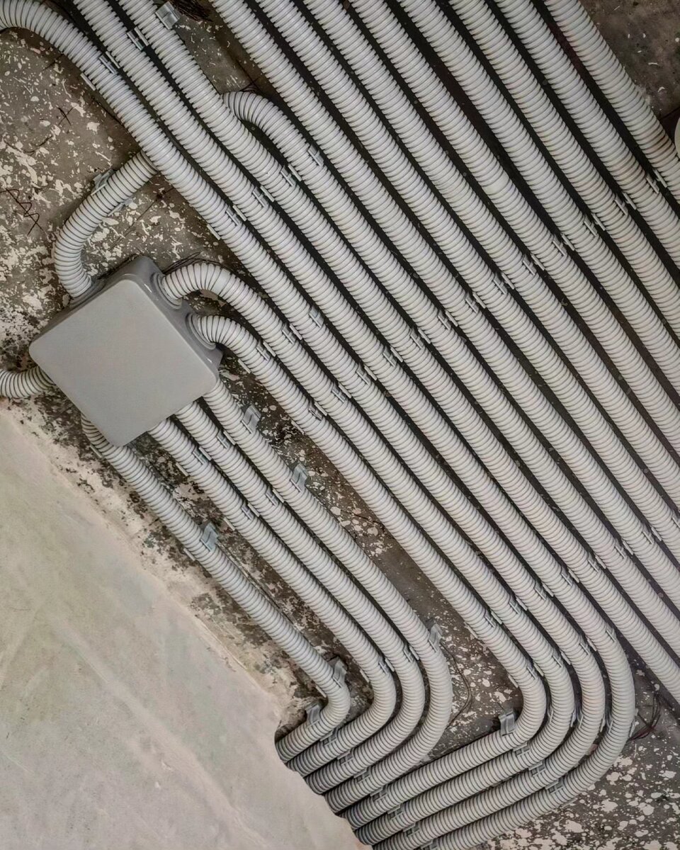 Принято считать, что любители ровных кабельных трасс, штроб по лазерному уровню, и красивых картинок электромонтажа - это просто художники, а никакие не технари, или тем более, не инженеры. Причём от одной части аудитории это является претензией, а от другой одобрением. Но есть ли здесь правые?

На самом деле это глубокое заблуждение, и говорю это как человек окончивший художественную школу.

Кто то наверно уже подумал, что начало текста только подтверждает устоявшееся мнение, нежели опровергает его. Но не всё так просто.

Условный перфекционист в монтаже работает именно по линейке и её разновидностям строительной отрасли. Отбивочная нить, угломер, угольник, дальномер, рулетка, лазерный и пузырьковый уровни. Да и вообще работа в инженерных системах "на глаз" несёт в себе весьма разрушительные свойства.

Но знаете, что сделают с учащимся художником если он попробует построить оси предметов натюрморта линейкой, а эллипсы транспортиром? Ушатают с вертушки. Без шуток. А уж если ты, не дай бог, начнёшь выделять контуры ровной жирной линией, то всё. Этого художника просто больше не будет на свете, улетит в окно.

Из выше сказанного можно сразу прийти к выводу, что художники ненавидят ровные линии? Естественно это не так. Тренировка моторики рук для отработки ровных осей и эллипсов это были наши самые первые месяцы, проведённые на уроках в школе искусств. Но делать это нужно сугубо с помощью одного только карандаша. 

Так что теория с художником опровергается самой идеей обучения художественному ремеслу. В связи с этим я решил вспомнить, откуда же у меня всё таки взялась эта любовь к линейке. Провести, так сказать, исторический анализ.

И вспомнил! Переломным моментом для меня был в студенческие годы предмет под названием "Инженерная графика". И этот предмет делится у меня на два периода: Ненависть/восхищение.

Впервые столкнулся с этим предметом когда поступал в Авиационный техникум, и там его же возненавидел. При непонимании начальных азов - дальнейшее обучение данной дисциплине становится всё более и более непонятным снежным комом, ведь чем сложнее чертежи, тем больше геометрических приёмов и хитростей они к себе требуют. И естественно это приводит к абсолютному нежеланию разобраться в теме. Так со мной и произошло. На тот момент мне стало проще покупать работы у более успевающих одногруппников.

Но всё изменилось когда я перевёлся в другой колледж (УМТК), и год обучения пошёл по новой. Специальность была смежной, поэтому инженерная графика никуда не делась. И это меня удручало. На первой же паре я снова заплюхался, запаниковал и тут же отчаялся. Однако мой растерянный взгляд вовремя заметил преподаватель, объяснив мне простыми словами ТАКОЙ ИНТЕРЕСНЫЙ(!!!) метод решения задачи, что это просто взорвало мне голову.

Прискорбно, но факт. Сейчас уже не помню ни одного приёма для построения чертежа, как и не помню к своему стыду, имя - отчество преподавателя, но в тот момент я настолько влюбился в предмет, что из повального двоечника в данной дисциплине превратился в твёрдого пятёрышника. И более того, мои работы даже выбирались на выставки. 

Инженерная графика стала для меня целым фэнтезийным фильмом, в котором линия сюжета делает такие мощные кульбиты, что ты просто тонешь в ней от удовольствия и удивления как круто это придумано.

Сегодня можно спокойно скачать какой нибудь "Компас", "Автокад", "Скетчап" или "Визио". И программа сама автоматически чётко опишет окружностью две другие окружности. А на момент моего обучения, для данного действия необходимо было провернуть несколько крутейших геометрических приёмчиков, чтобы линии сошлись как надо. И это впечатляло.

Понимая, что сегодня, скорее всего, чертежи в моём колледже уже выполняются только на компьютерах (но это неточно), становится даже немного грустно, что следующие поколения уже могут не узнать, что есть какой то там сюжет, какого то старого фэнтезийного фильма.

Да, как я и сказал, приёмов инженерной графики уже не помню, однако любовь к работе по линеечке никуда не делась. Она продолжает будоражить моё сознание в электромонтаже и других инженерных коммуникациях.

А вы помните, откуда растут ноги вашего перфекционизма?
