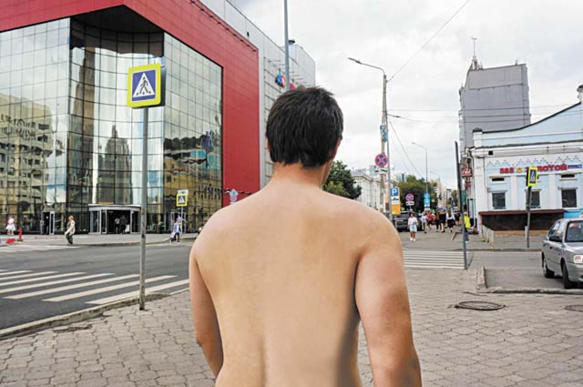    Ранее по городу разгуливал мужчина в одних трусах и с портфелем.