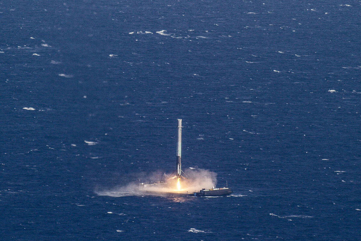 Посадка Falcon 9 на плавучую платформу. Credit: SpaceX