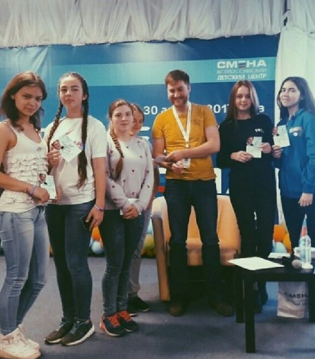 Анастасия Валериянова и Софья Семенова (справа) в лагере “Смена” рядом с ведущим Первого канала Максимом Шарафутдиновым. Фото из архива школы № 12
