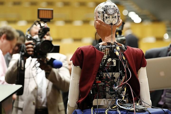 София - детище американской компании Hanson Robotics, которая среди своих собратьев отличается выразительной мимикой и продвинутыми навыками распознавания и синтезирования речи.
Фото: EAST NEWS
