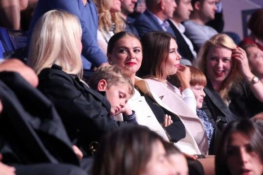 
Кабаева с двумя мальчиками. Сентябрь 2016 года.