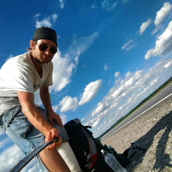 Это Антон:  "За это время я успел повстречать множество интересных людей, некоторые из которых стали моими друзьями" 