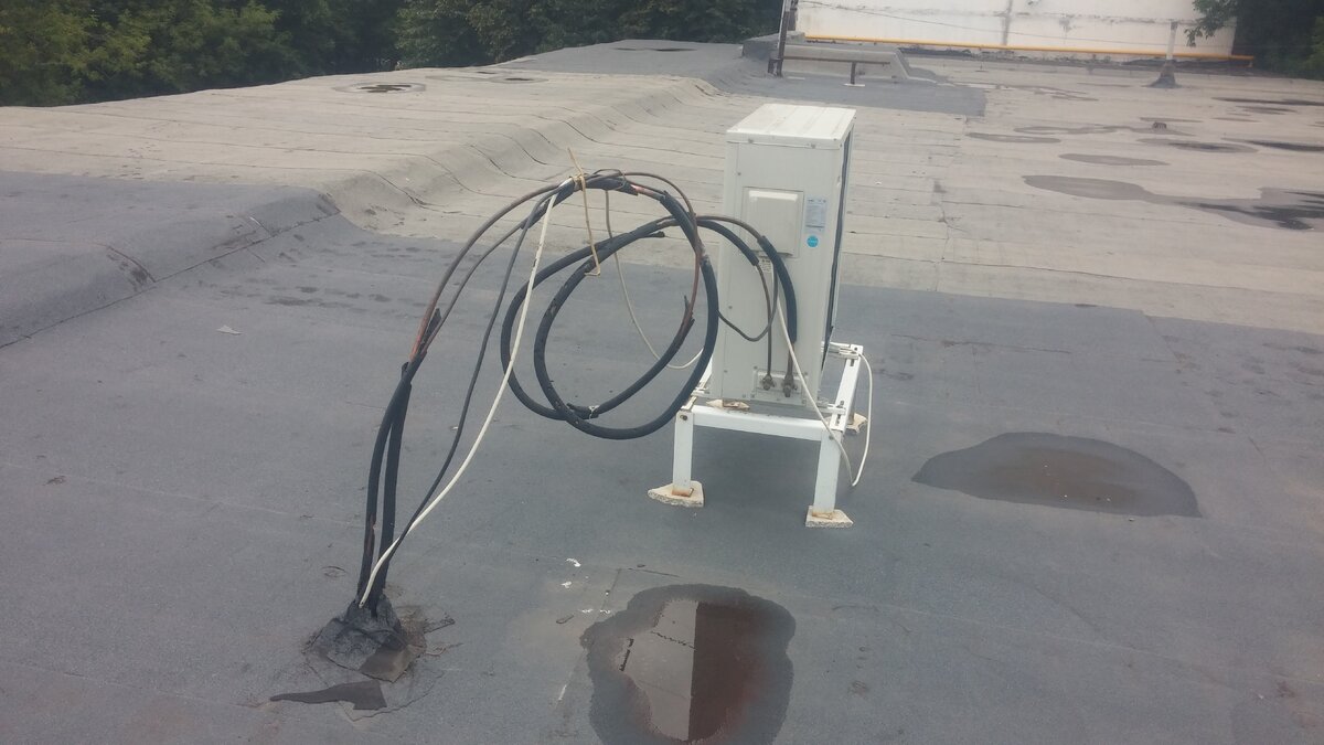 Чувствуется рука одних "мастеров". Зачем эти уродливые петли?! 