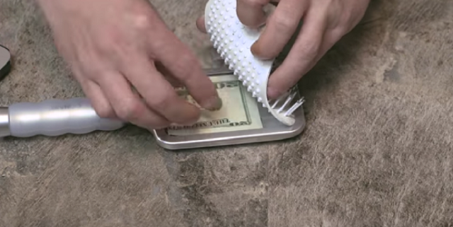 Такой трюк станет отличной находкой для тех, кто путешествует. Просто сними мягкую резиновую основу расчески и ты увидишь, что под ней еще достаточно места для небольшого тайника.