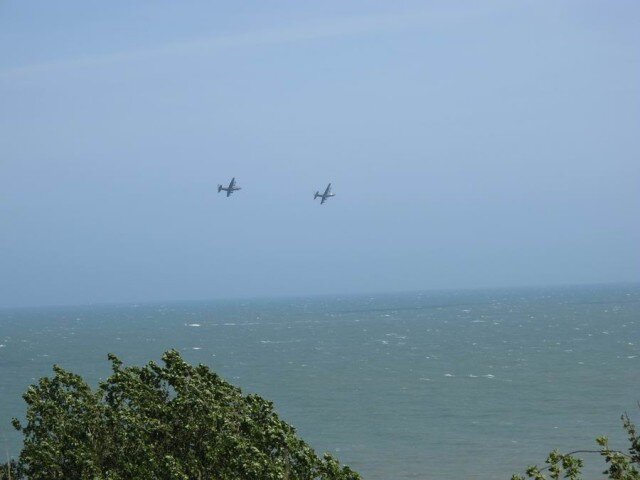  Второй раз вся наша группа могла наблюдать полет вдоль побережья канала пары патрульных самолетов в Фолкстоуне. Летели красиво, выполняя виражи.