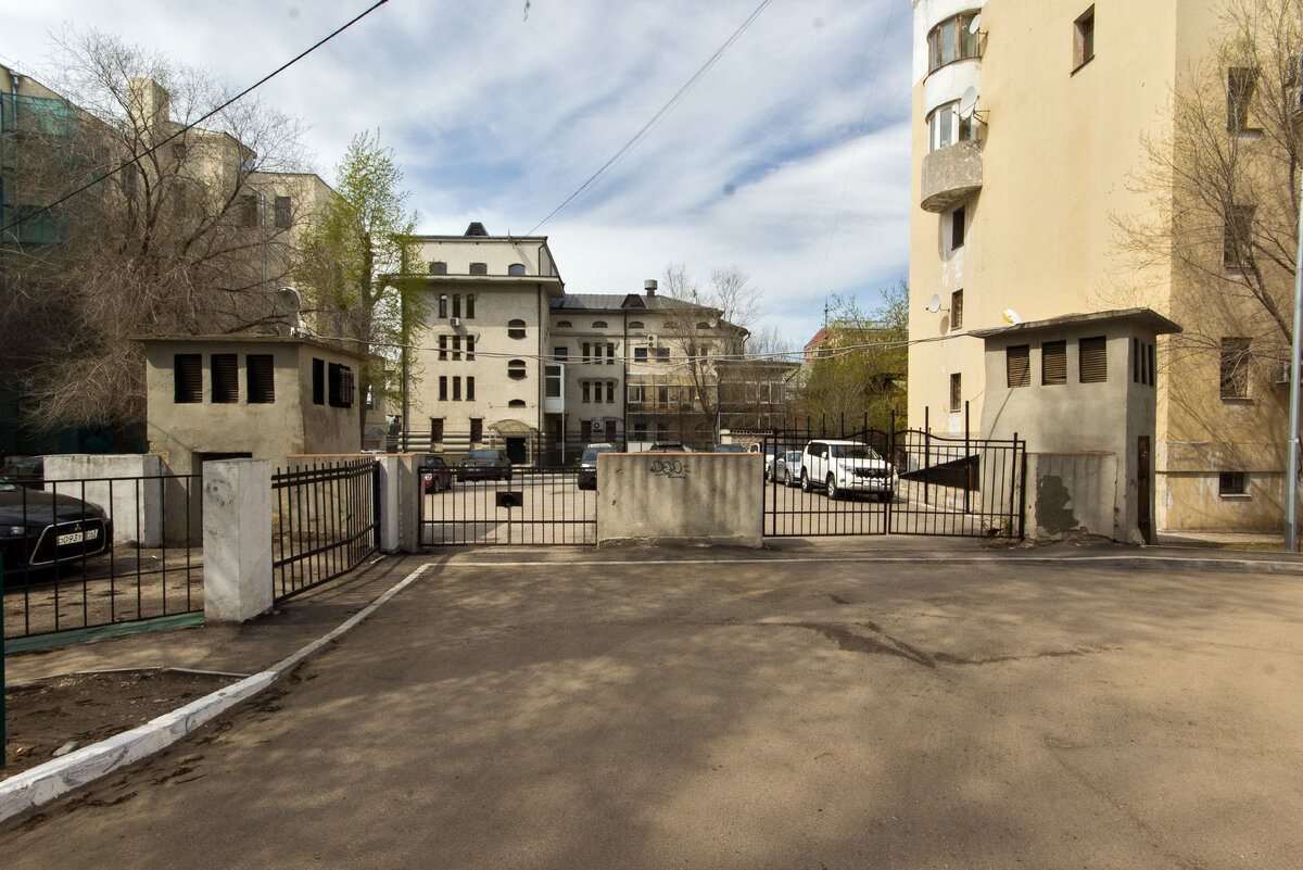 Объект был построен максимально скрытно. И лишь над парковкой, еще лет десять назад бывшей парком с высокими деревьями, возвышаются оголовки вентшахт .  