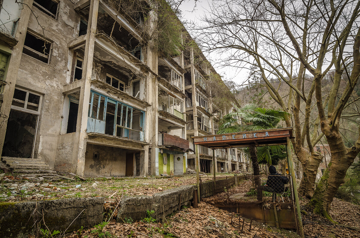 Город встречает своих гостей зданиями без единого целого оконного проема. Все вокруг выглядит живописно - заброшенно. Фасады домов послужили бы отличной декорацией для фильма про Вторую мировую. Кстати говоря, в прошлом году в городе Ткуарчал отсняли кое-какие кадры для фильма про войну. 