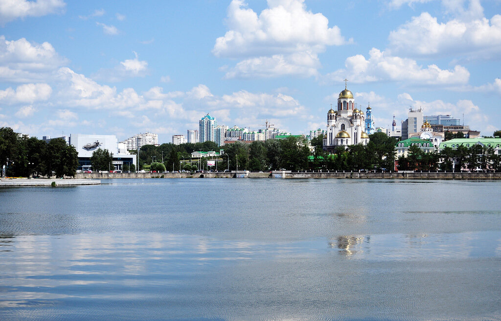  Летом мне с apalshin удалось побывать на летнем споттинге в Екатеринбурге в аэропорту Кольцово. Репортажи с мероприятия можно прочитать по ссылке 1 часть, 2 часть, 3 часть, 4 часть. 
После споттинга удалось до вечернего поезда погулять по Екатеринбургу и посмотреть город. 
Екатеринбург, основанный в 1723 году, находится в центральной части Евразийского материка, на границе Европы и Азии, в срединной части Уральского хребта. Город расположен на восточном склоне Уральских гор, в пойме реки Исеть (приток Тобола). Екатеринбург занимает площадь в 491 квадратный километр. Расстояние до Москвы — 1667 километров.



