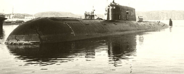 В середине 1980-х годов Советский Союз построил суперлодку, подобной которой не было нигде. Эта подводная лодка «Комсомолец», принятая в боевой состав флота в 1984 году, обладала большой скоростью и могла вести бой на огромных глубинах. В советском ВМФ настала новая эпоха.

