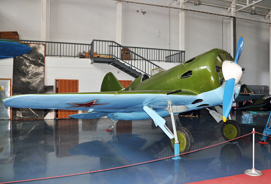 2. И-16 - Россия (СССР) - ВВС
И-16 (ЦКБ-12) «истребитель шестнадцатый», «скоростной»(прозвища: ишак, ишачок, rata (исп. крыса), mosca (исп. муха) — среди испанских республиканцев) — советский одномоторный поршневой истребитель-моноплан 30-х годов, созданный в Опытном конструкторском бюро российского советского авиаконструктора Николая Поликарпова. Первый в мире серийный высокоскоростной низкоплан с убирающимся в полёте шасси. Данный макет изготовлен в Казани. 

