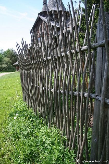 2.

Вот таким нехитрым способом можно огородить закуток для курочек. 
3.

