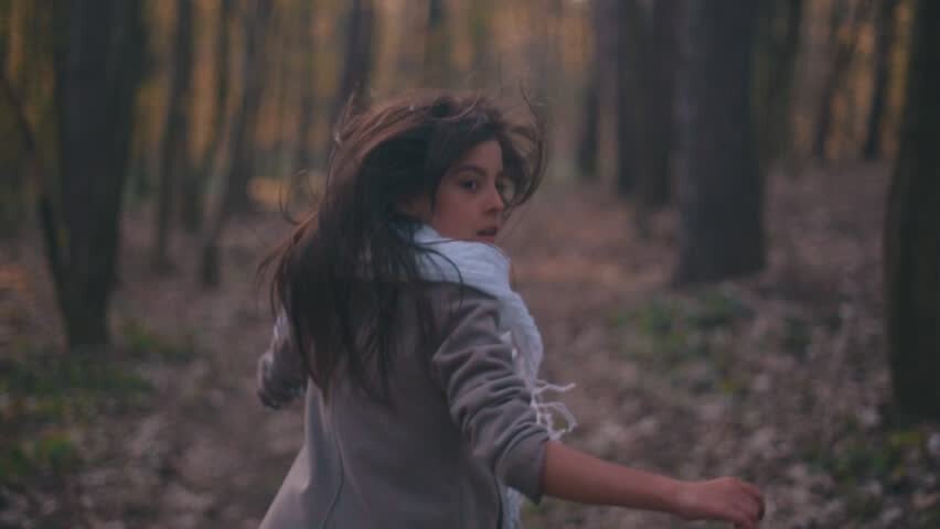 She run away. Девушка убегает в страхе. Девушка убегает в лес. Испуганная девушка. Девушка бежит и оглядывается.
