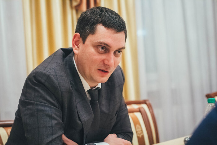 Максим Батырев – феномен среди российских спикеров. За два года он стал очень популярным благодаря своей книге «45 татуировок менеджера» и мастер-классам, которые провел во всех крупных городах нашей (и не только) страны. Секрет успеха в том, что он рассказывает, что именно он узнал, пережил, применил, работая в компании «Что делать консалт». И при этом он не выглядит и не ведет себя как звезда. Благодаря барнаульским мастер-классам нам удалось взять интервью у Максима.
