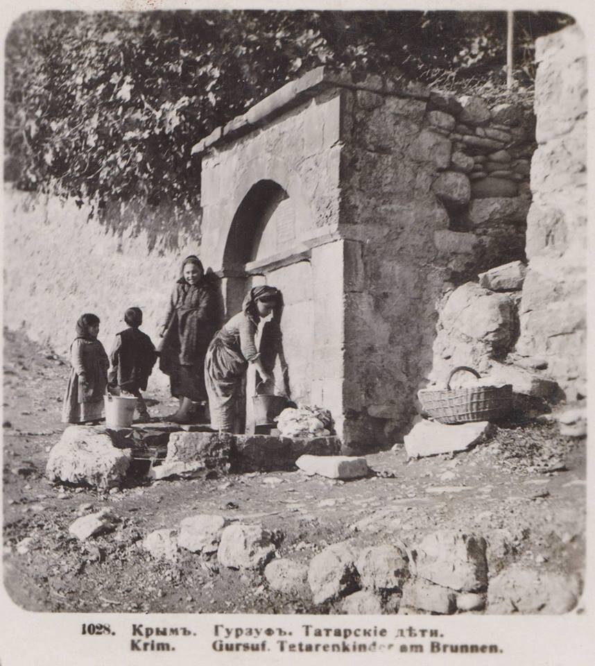 Крымскотатарские дети у фонтана в Гурзуфе. Начало 20 века 
