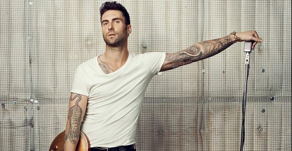 Лидер группы Maroon 5 Адам Левин сделал тату на лице. Фото показала его жена