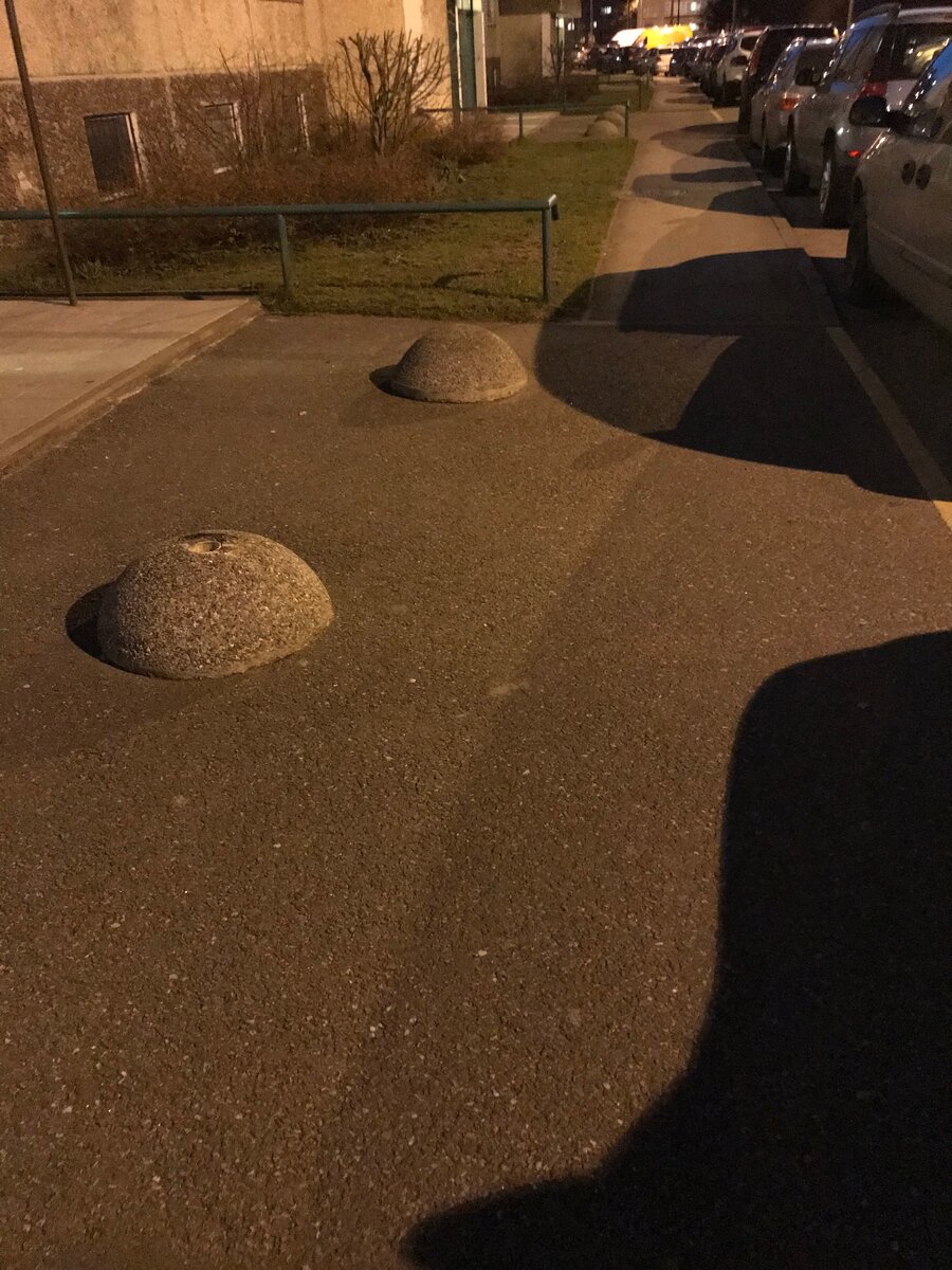 Такие штуки можно увидеть в спальных районах перед подъездами жилых домов. Они не дают идиотам парковаться у самого подъезда.