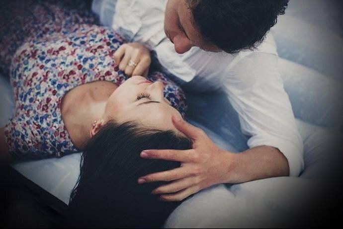 на фото мужчина и женщина