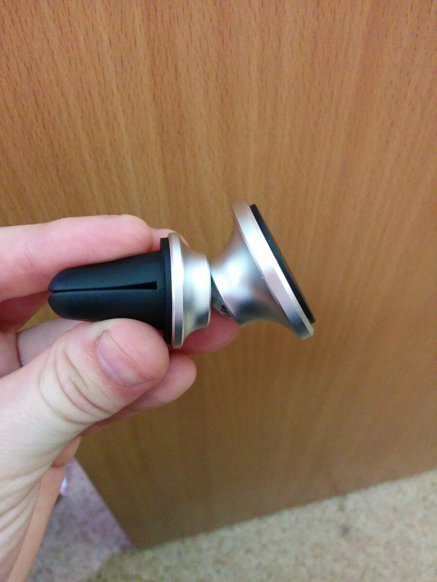 В таком положении примагничиваю телефон