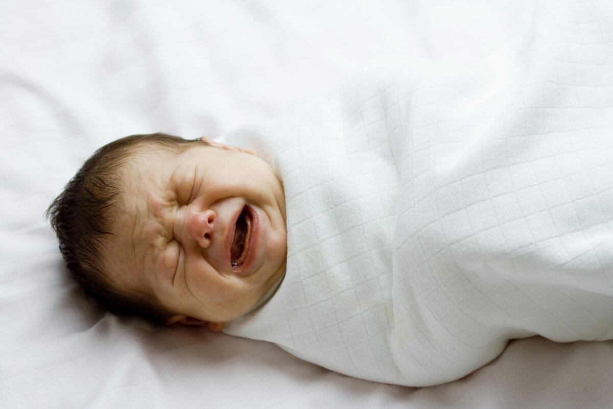 Почему ребенок плачет при рождении: основные причины и их объяснение