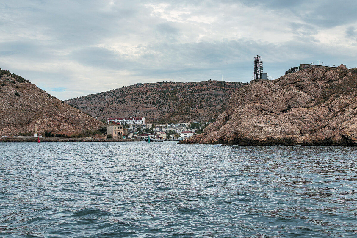 По пути в Балаклавскую бухту. Первый дом слева — остатки дачи графа Моти Апраксина