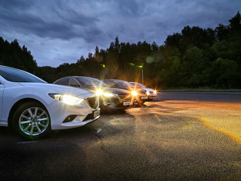 Слева направо: Mazda 6 с биксеноновыми поворотными фарами; Mazda 6 с полностью светодиодными адаптивными фарами; Nissan Tiida Tekna со светодиодным ближним и галогеновым дальним светом; Nissan Tiida Elegance с раздельным галогеновым светом — ближним и дальним. 