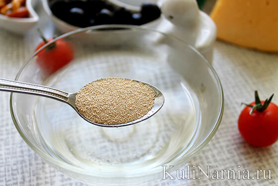 Дрожжи помещаем в чашку с теплой водой. Туда же всыпаем сахар. Важно, чтобы жидкость была именно теплой, не горячей и не холодной! Температура 35-36 градусов.