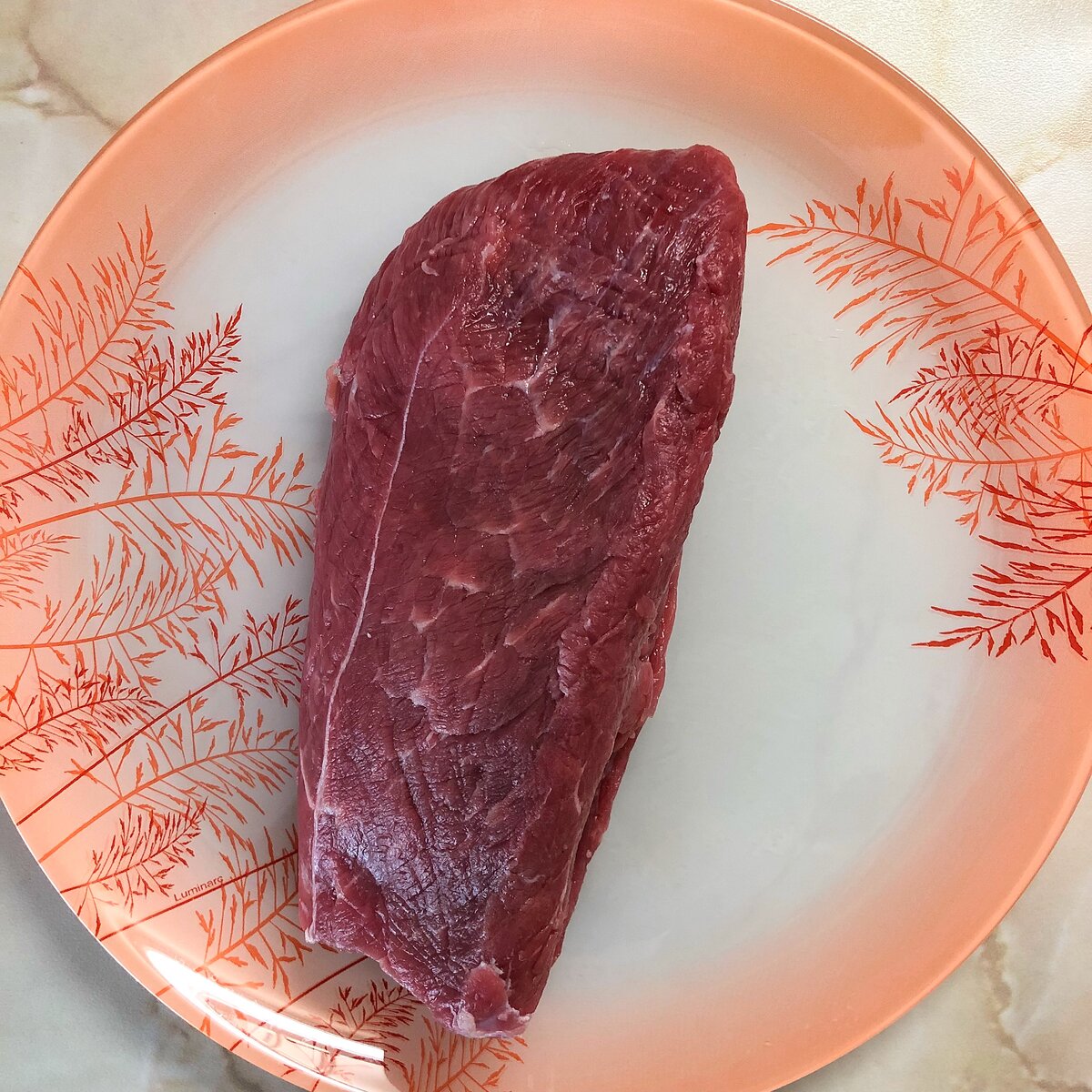 Возьмем кусочек мяска говядины, мне нравится задок, также можно взять огузок, в принципе любое мясо, которое при тушении станет  мягким.