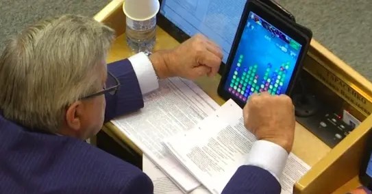 Депутат Михаил Тарасенко играет в планшет, ему 70 лет и реформа ему безразлична