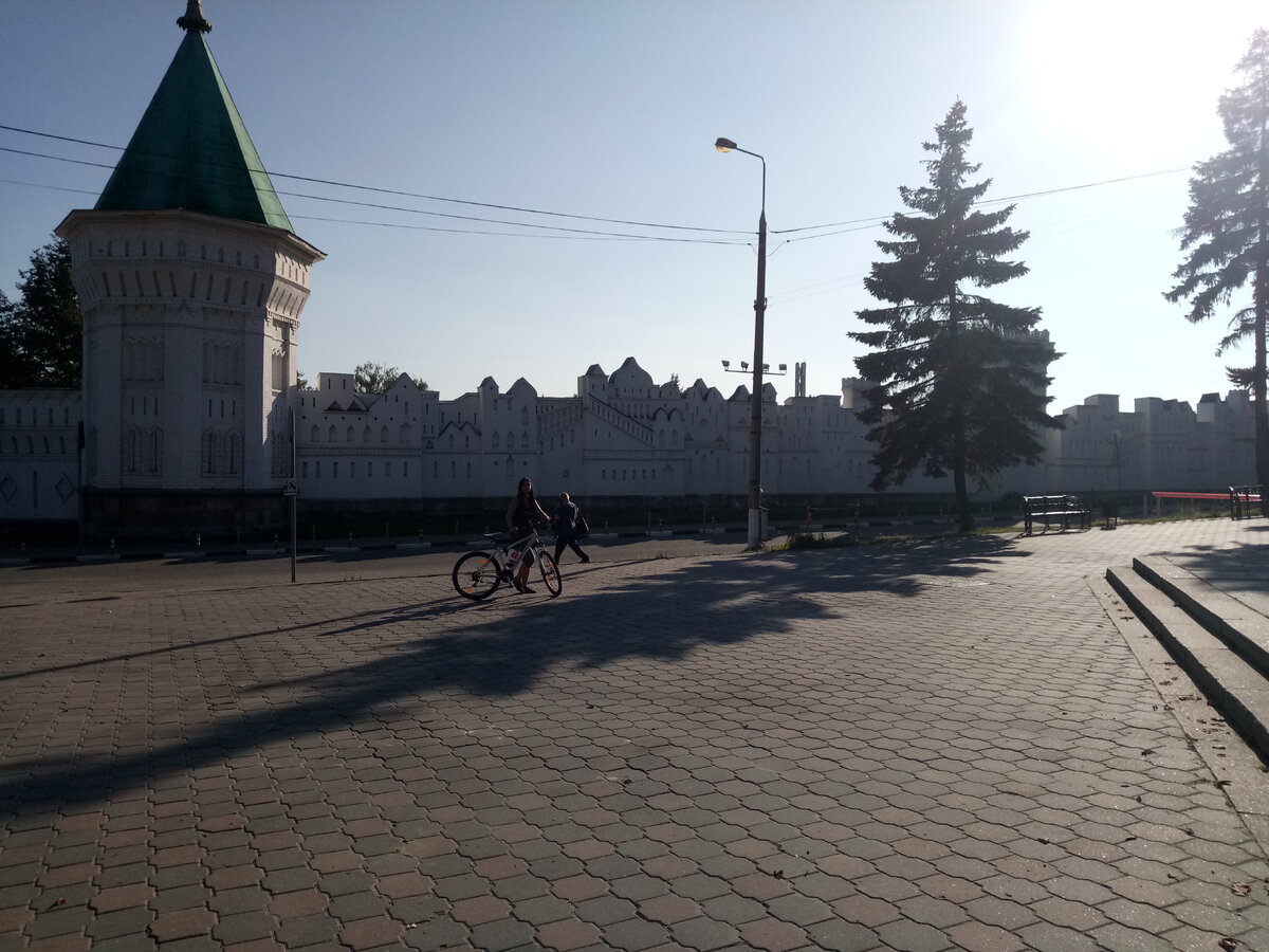 к ухоженной площади при монастыре ведут ужасные дороги города