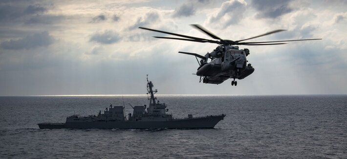 Эсминец ВМС США и транспортный вертолет CH-53E Super Stallion