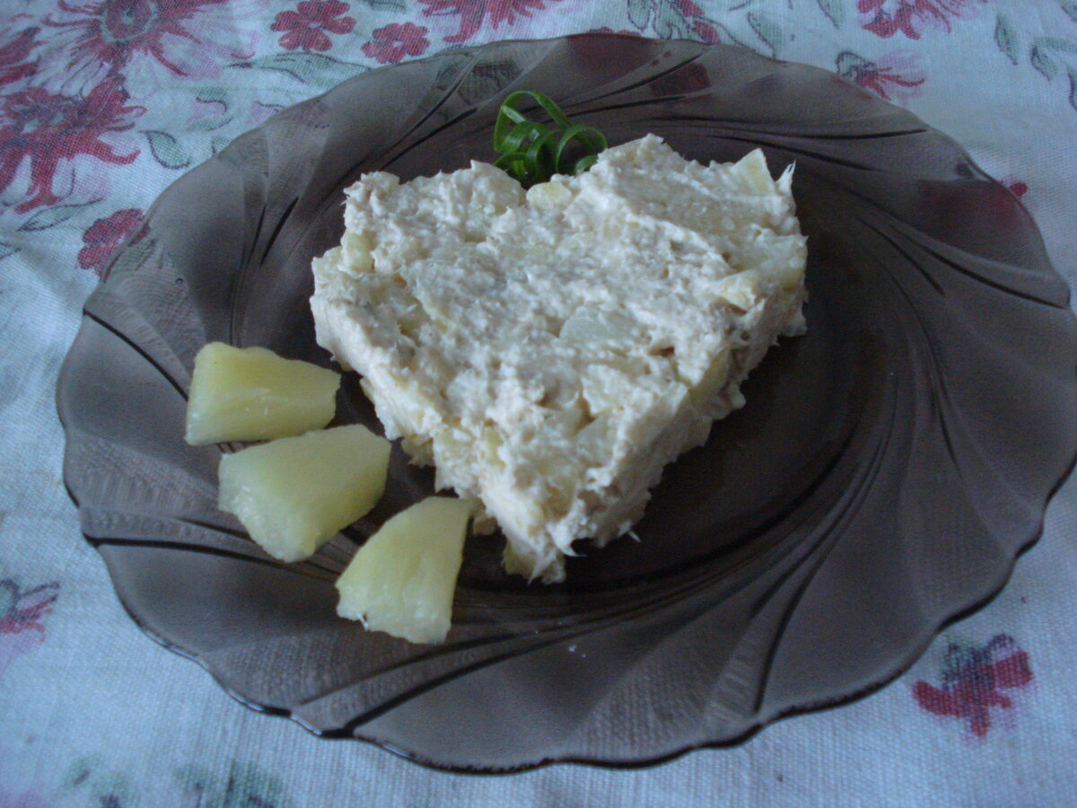 Популярный салат из курицы с ананасами