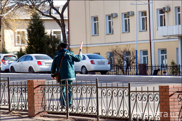 Дорожный инспектор в Узбекистане. Фото с сайта Gazeta.uz