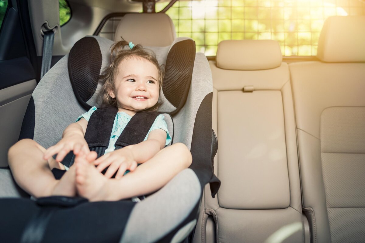 Перевести ребенка в машине. Детский кресло для автомобиля. Ребенок в автокресле в машине. Машина для детей. Ребенок в детском кресле.