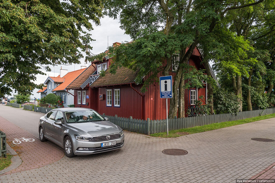 01. В мире есть два принципиальных подхода к застройке курортных городков. Первый условно назовём европейским. Это попытка сохранить историю, это жизнь в гармонии с природой, это уважение. Например, курортный городок в не самой богатой Литве.
