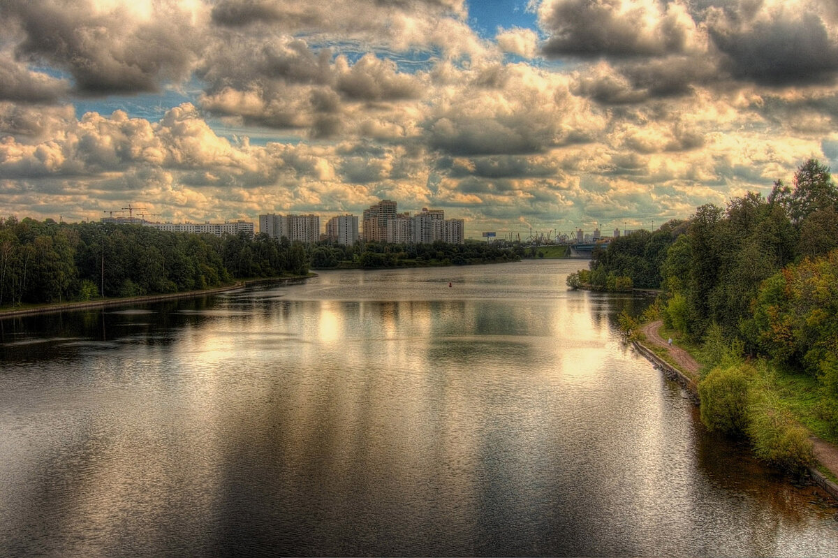 На берегу москва реки