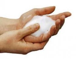 И что бы мы делали без мыла – ароматного, пенящегося, с такой легкостью смывающего с рук жир и грязь, а с одежды – пятна? И как только раньше люди жили без мыла! Человек изобрел этот незаменимое в хозяйстве средство более 2000 лет назад – а мы до сих пор искренне удивляемся тому, почему мыло моет?
