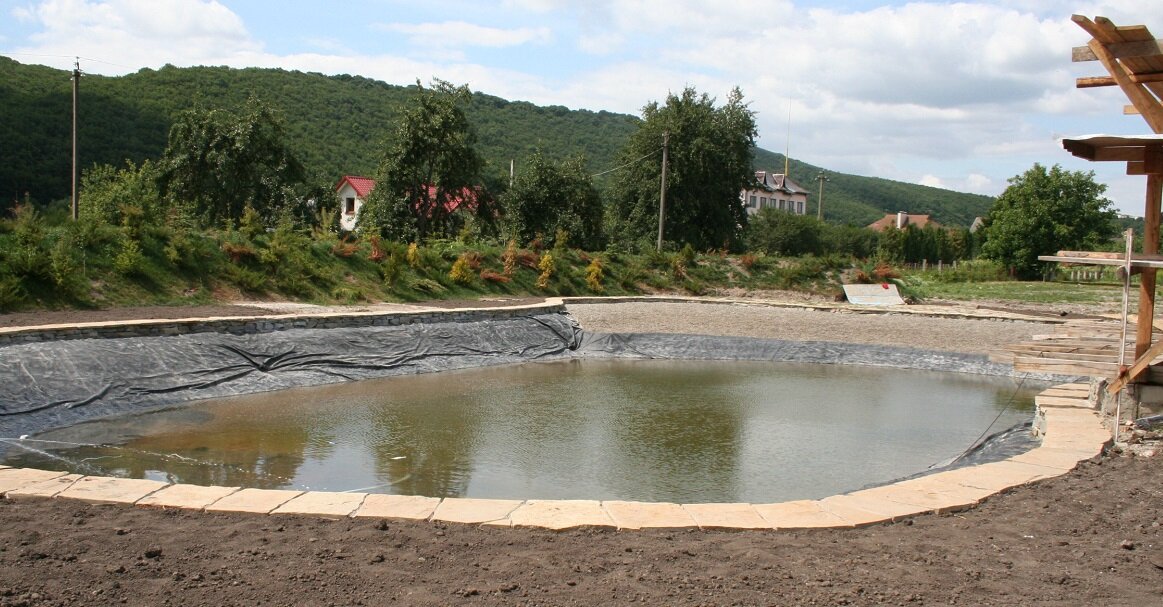 Опалубка для пруда. Бетонный пруд. Пруд с карасями на участке. Пруд для разведения рыбы. Караси в пруду на даче.