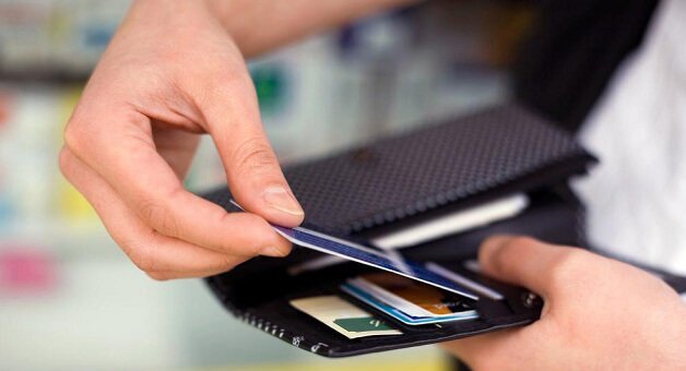 Оформить кредитную карту онлайн 
Для получения кредитной карты этого финансового учреждения нужно заполнить заявку на сайте. Для этого необходимо ввести личные данные и контактную информацию в специальную электронную форму. Также надо указать желаемый кредитный лимит в онлайн-заявке. Когда все обязательные поля страницы будут заполнены, онлайн-заявка должна быть отправлена на рассмотрение. На оформление запроса у вас уйдет не более 10 минут. В ближайшее время отправителю поступит звонок на телефон от менеджера банка с целью уточнения персональных данных. Далее будет озвучено решение о выдаче или невыдаче кредитной карты. При положительном решении заемщику нужно будет съездить в ближайшее отделение Почта Банка, взяв с собой пакет документов. При отсутствии офиса кредитора в населенном пункте на имя клиента пришлют карту Почта Банка бандеролью в почтовое отделение. Качество услуг и скорость доставки карты у этого кредитора на высоте.
Оформив кредитную карту Почта Банка, вы сможете порадовать себя и своих близких приятными покупками.