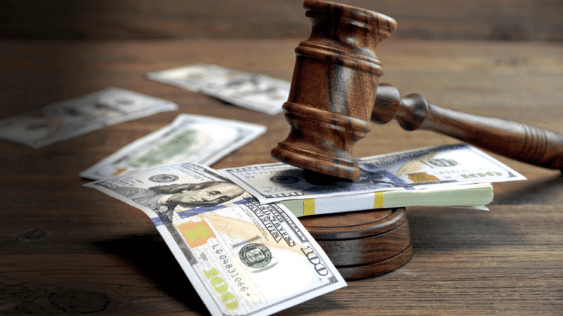 В каких случаях банк подает  в суд? 
