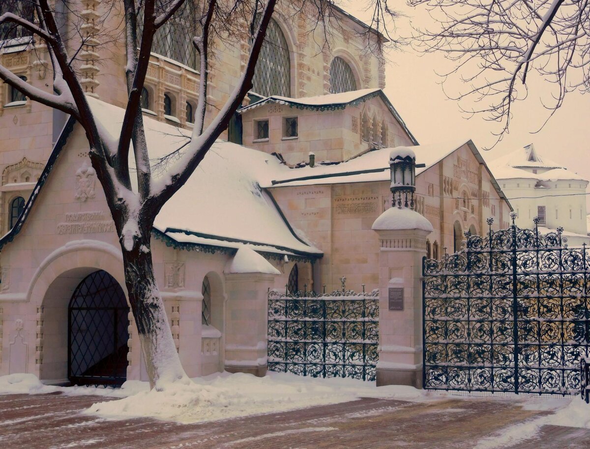 Здание Нижегородского отделения Государственного банка — выдающийся памятник архитектуры неорусского стиля. Построен в 1911—1913 гг. по проекту В. А. Покровского в честь 300-летия царствования Дома Романовых.