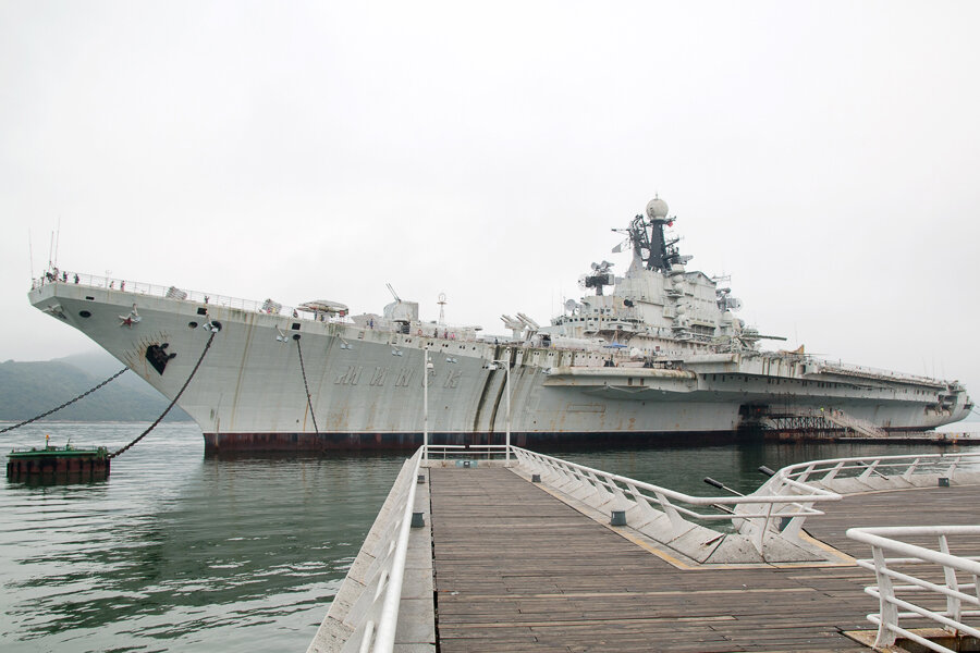 Добраться сюда можно на автобусе 205 от станции метро HuangBeiling. Входной билет 130 юаней. На заднем плане уже виден Гонконг.