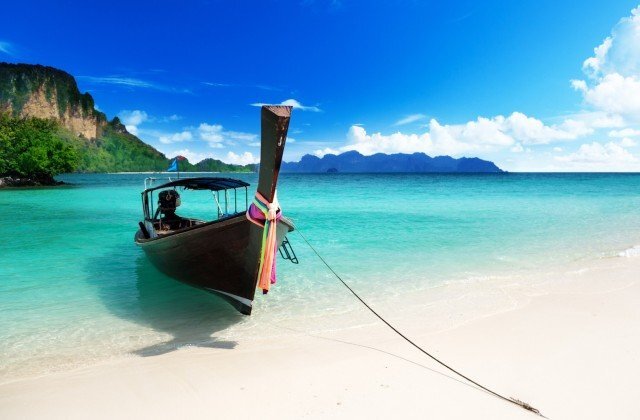 В феврале Тайланд радует низкими, гораздо ниже, чем в декабре и начале января, ценами на туры, возможностью попасть на различные "посленовогодние" распродажи, теплой и комфортной погодой и ласковым морем.