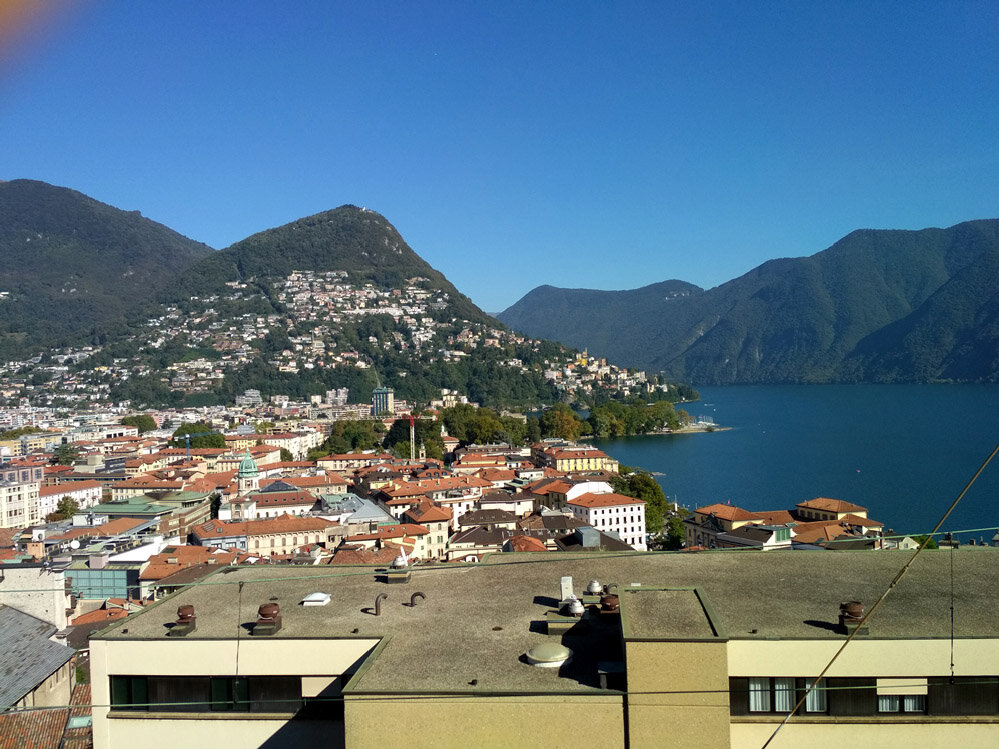 Вид на город и озеро