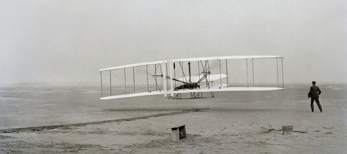 Flyer I взлетает. За штурвалом находится Орвилл Райт. Фото: United States Library of Congress