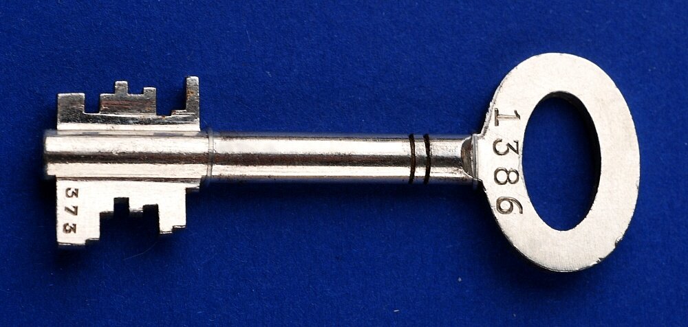 ключ 051 от сейфа. сейф для ключей. ключ от сейфа. E. ключ от сейфа.